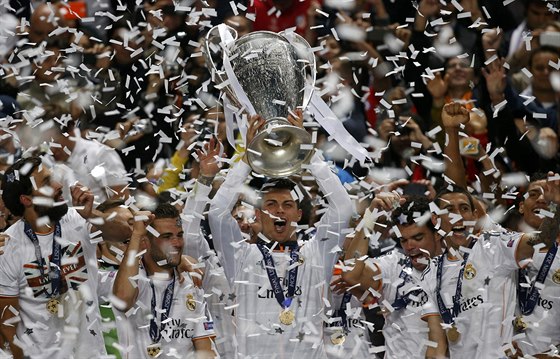 ÚADUJÍCÍ AMPIONI. Takhle fotbalisté Realu Madrid slavili triumf v minulém roníku. Mezi favority patí i tentokrát.