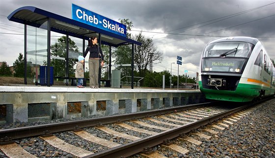 Trolej vede jen do stanice Cheb-Skalka, dál u mohou jen motorové vlaky nebo dieselové lokomotivy.