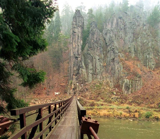 Visutý most ve Svatoských skalách.