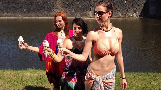 Snímek z natáení propaganího spotu, který bude zvát na akce poádané na náplavce v centru Plzn.