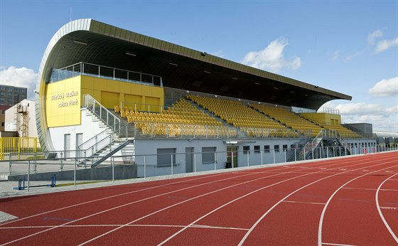 Titul stavba roku v kategorii sportovních staveb získal atletický stadion v Plzni na Skvranech.