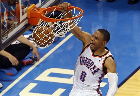 Russell Westbrook z Oklahomy úspn zakonuje útok v duelu se San Antoniem.