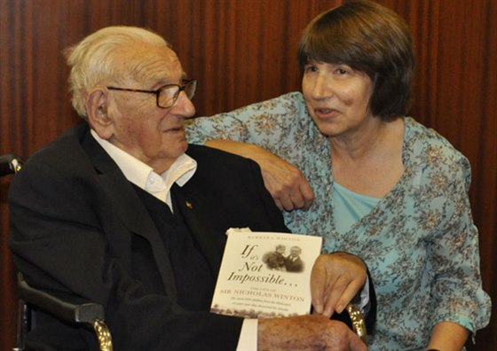 Barbara Wintonová se svým otce, Sirem Nicholasem, 19. kvtna 2014 u...