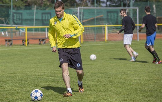 Zlínský hokejista Jaroslav Balatík pi tréninkovém fotbálku.