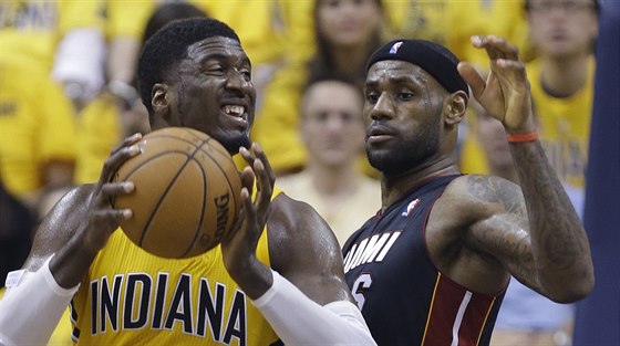 Roy Hibbert (vlevo) z Indiany se tlaí ke koi Miami pes LeBrona Jamese.