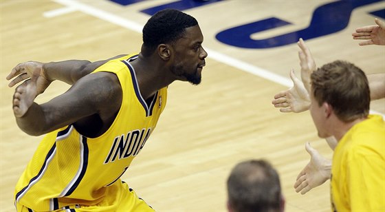 Lance Stephenson slaví s fanouky Indiany svj ko.