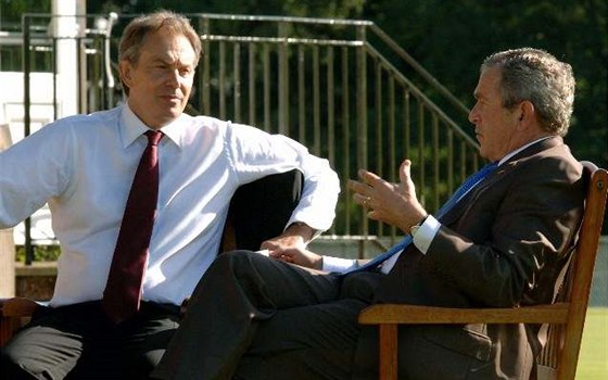 Tony Blair poslouchá George Bushe bhem summitu G8 ve skotském Gleneagles v...