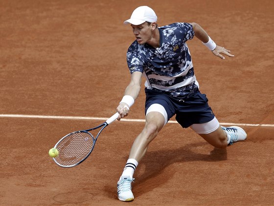 Tomá Berdych dobíhá míek v souboji s kazaským tenistou Alexandrem