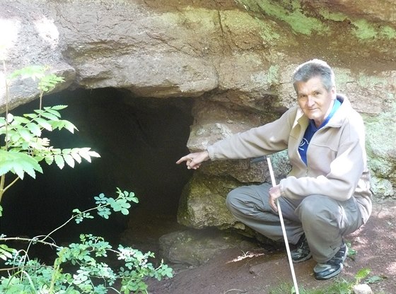 Jaroslav Faltys ukazuje tolu u Kramolny, odkud se prý dostává voda na náchodský zámek.