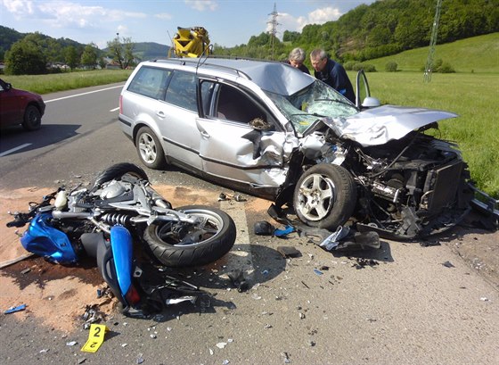 Motorce nedalo pednost v jízd auto pi odboování.