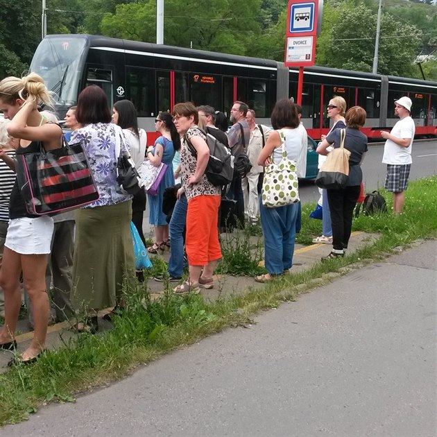 Dopravní nehoda zablokovala tra na nábeí.