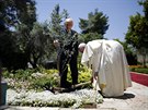 V zahrad prezidentskho palce v Jeruzalm zasadil pape spolen s imonem...