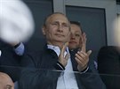 Ruský prezident Vladimir Putin tleská svým krajanm pi finále MS v hokeji.