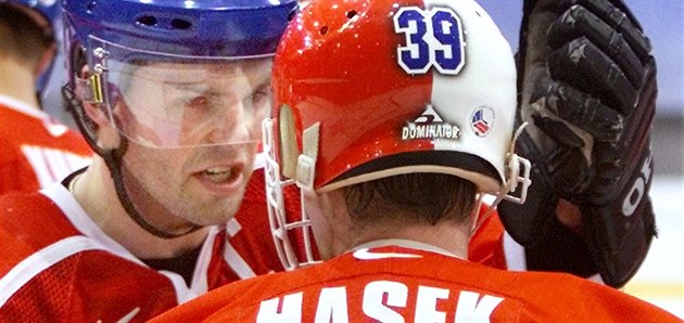 Jaromír Jágr a Dominik Hašek po vítězství 8:2 nad Německem v olympijském... Jaromír Jágr a Dominik Hašek po vítězství 8:2 nad Německem v olympijském...