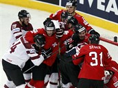BOJ. Hokejist Lotyska bojuj se vcary o nadji na tvrtfinle vemi monmi...