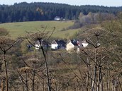 Okolí Pramenů zarůstá bolševníkem. Okolí Pramenů zarůstá bolševníkem.