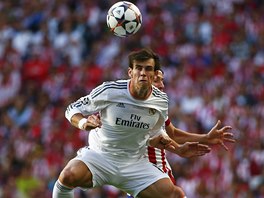 VE VZDUCHU. Gareth Bale z Realu Madrid hlavikuje ped Filipem Lusem z