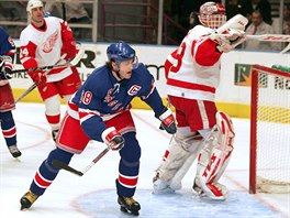 Jaromír Jágr ped brankou Dominika Haka pi utkání New York Rangers proti...