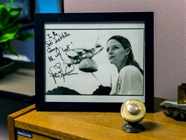 V kancelch SETI je i podepsan fotka Jodie Fosterov. Ta si ve filmu Contact...