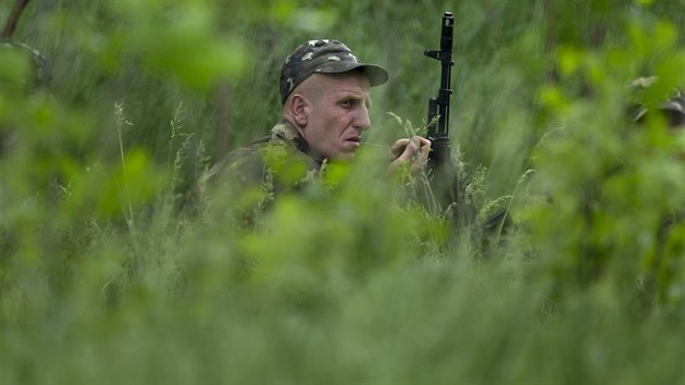 Ukrajinsk vojk u obce Blahodatne (22. kvtna 2014)