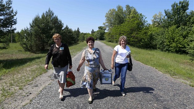 Pedstavitelky ukrajinsk volebn komise na  cest za volii (25. kvtna 2014)