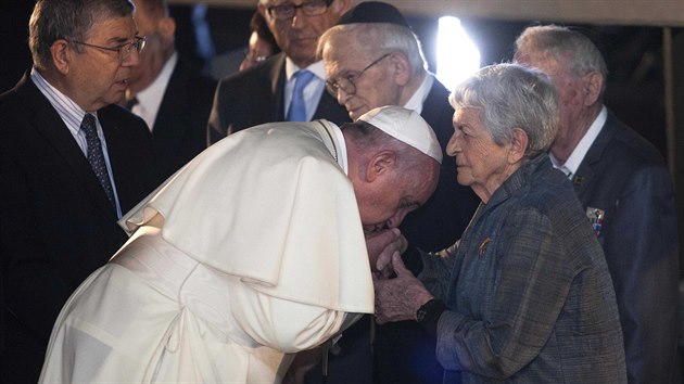 Pape Frantiek v pamtnku Jad vaem v Jeruzalm polbil ruku nkolika lidem, kte peili holokaust (26. kvtna 2014)