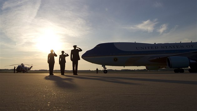 Air Force One s americkm prezidentem Barackem Obamou na palub po nvratu z Afghnistnu (26. kvtna 2014)