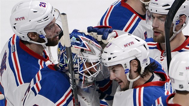 Hokejist NY Rangers obklopili branke  Henrika Lundqvista, kter vrazn pomohl k jejich druh vhe nad Montrealem.