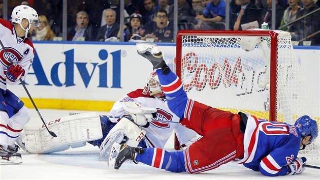 Chris Kreider z NY Rangers a jeho srka s brankem Montrealu Dustinem Tokarskim.