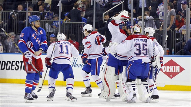 Hokejist Montrealu slav vhru v prodlouen. Smutn pihl obrnce Rangers Marc Staal.