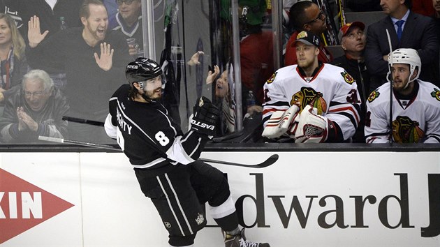 Drew Doughty z Los Angeles oslavuje svj gl ve tetm semifinle proti Chicagu.