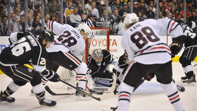 ivo je ped brankou Los Angeles, domc obranu zkou pekonat Patrick Kane.