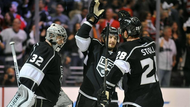 Hokejist Los Angeles Jonathan Quick, Slava Vojnov a Jarret Stoll (zleva) slav vhru nad Chicagem.