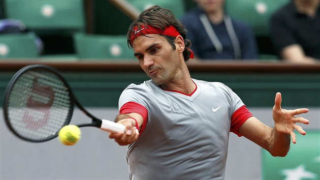 Roger Federer returnuje v utkn 1. kola Roland Garros proti Lukovi Lackovi.