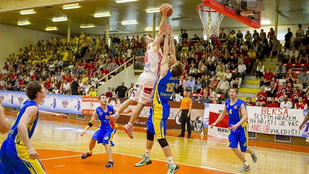 V rozhodujcm duelu o tet msto uspli basketbalist Opavy (modr) na palubovce Pardubic.