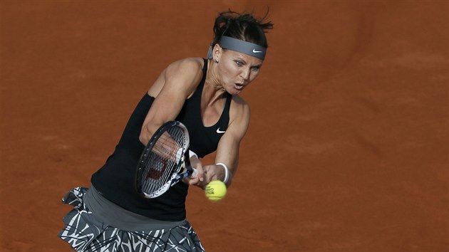 Lucie afov v prvnm kole Roland Garros v souboji s Mandy Minellaovou.