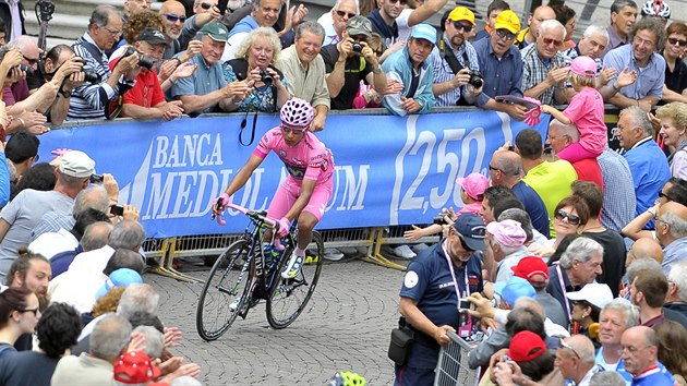 Ldr cyklistickho Gira Nairo Quintana po startu 18. etapy.