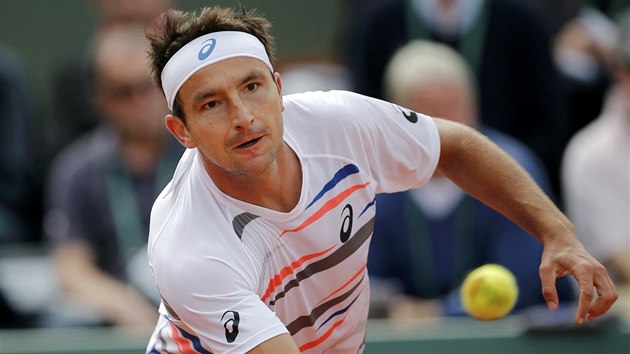 Marinko Matosevi dobh mek v souboji s Andym Murraym ve druhm kole Roland Garros.