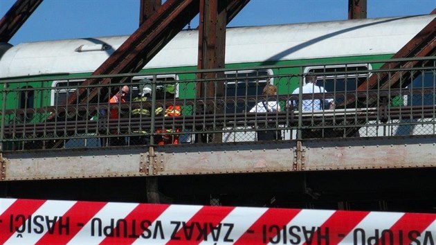 Vlak na prask Vtoni srazil lovka, kter si lehl do kolejit. Na mst zasahovaly vechny sloky IZS, vlaky mezi hlavnm a smchovskm ndram nejezdily (21.5.2014)
