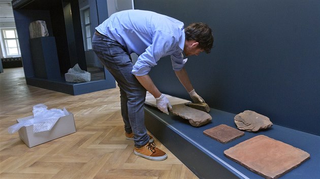 Archeolog Vlastimil Vrtal pedmty k instalaci vstavy Zem ernch faraon v Nprstkov muzeu