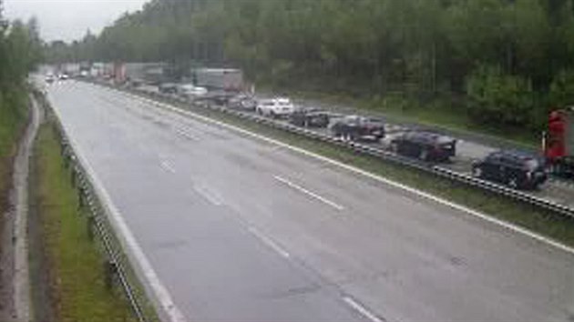 Pi nehod kamionu a osobnho auta na D1 na Beneovsku zablokoval ve smru na Brno havarovan kamion vechny jzdn pruhy