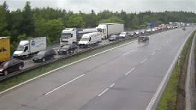 Pi nehod kamionu a osobnho auta na D1 na Beneovsku zablokoval ve smru na Brno havarovan kamion vechny jzdn pruhy