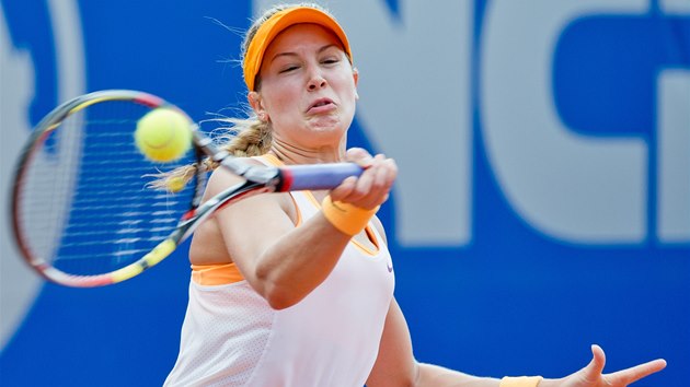 Kanadsk tenistka Eugenie Bouchardov ve finle turnaje v Norimberku proti Karoln Plkov.