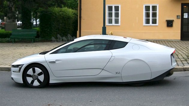 VW XL1 m skelet karoserie a povrchov panely vyroben z uhlkovch kompozit, vz pohn kombinace elektromotoru a dvouvlcovho TDI 0,8 litru o celkovm vkonu 55 kW.