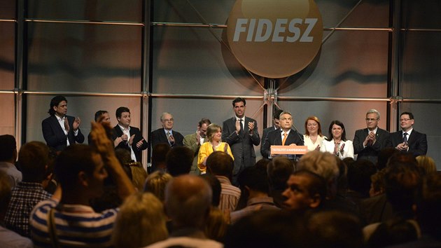 Oslavy vsledk voleb do Evropskho parlamentu vldn stranou Maarska FIDESZ, jej koalice volby podle pedbnch vsledk vyhrla (25. kvtna 2014)