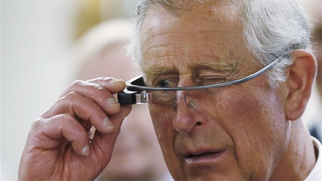Google Glass u vyzkouel i britsk princ Charles (27. kvtna 2014)