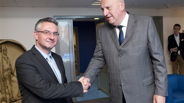 (Staro)nov europoslanci. Za ODS se do Evropskho parlamentu dostali Jan Zahradil (vlevo) a Even Toenovsk (26. kvtna 2014).