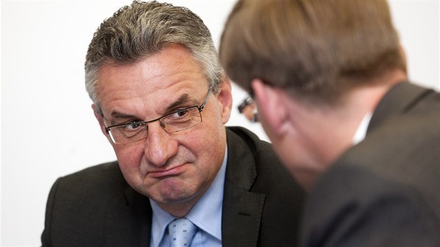 Jan Zahradil ek na vsledek voleb do Evropskho parlamentu. Byl jednikou na kandidtce ODS (26. kvtna 2014).