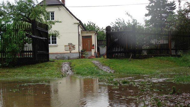 V Kamennm jezdu na Rokycansku dopoledne voda sahala a k jednomu z dom (28. kvtna 2014).