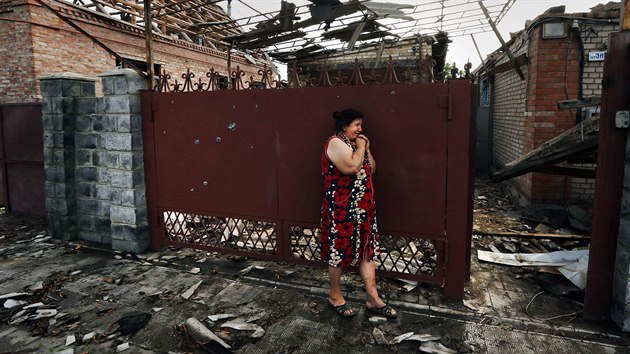 Jednaedestilet Jekatrina ze Slavjansku si s plem prohl, co zbylo z jejho domu po nonch stetech vzbouenc s ukrajinskmi silami (20. kvtna 2014).